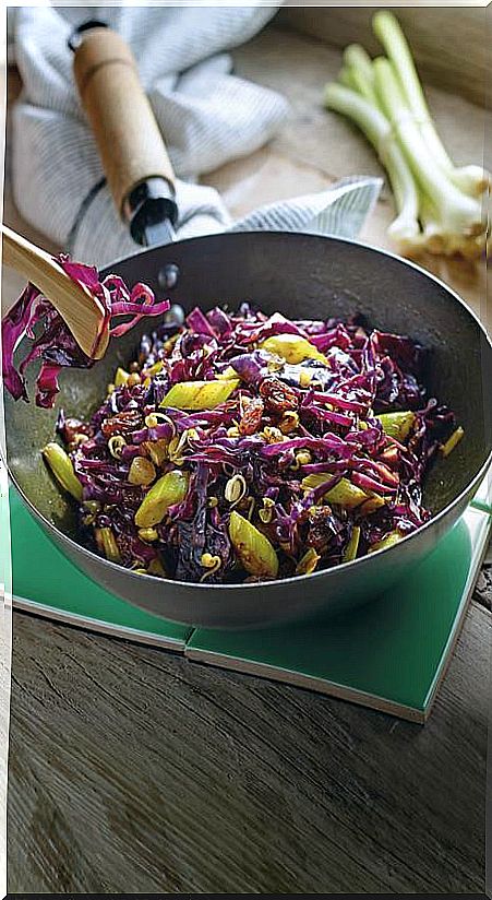 Sprouts wok recipe with raisins and red cabbage